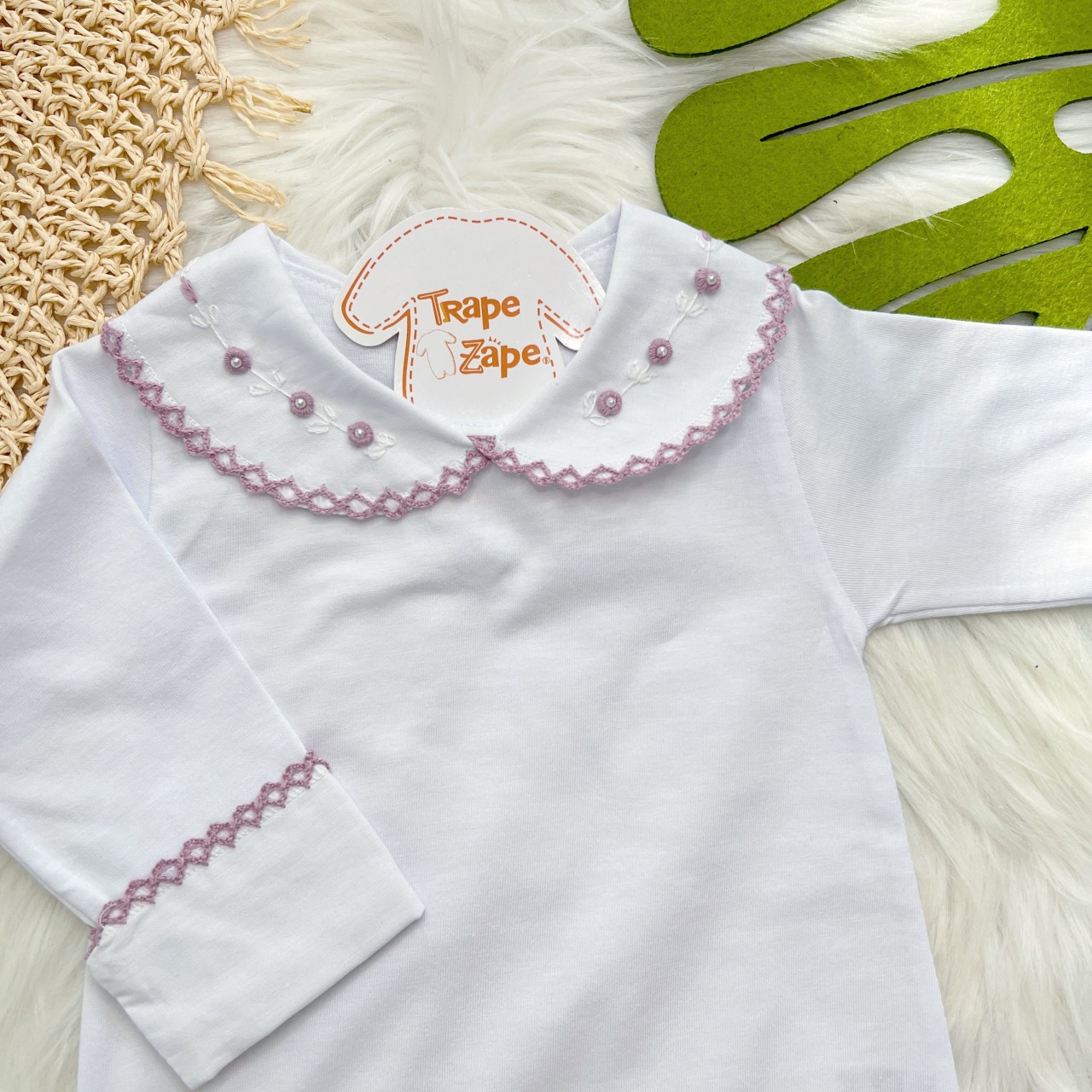body branco com gola bordada florzinhas lilás